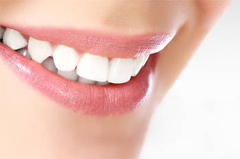 lächelnde Frau mit weißen Zähnen